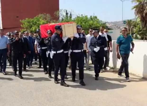تشييع جثمان الشرطي حمزة الزعام في القصر الكبير بعد مقتله في إيمزورن