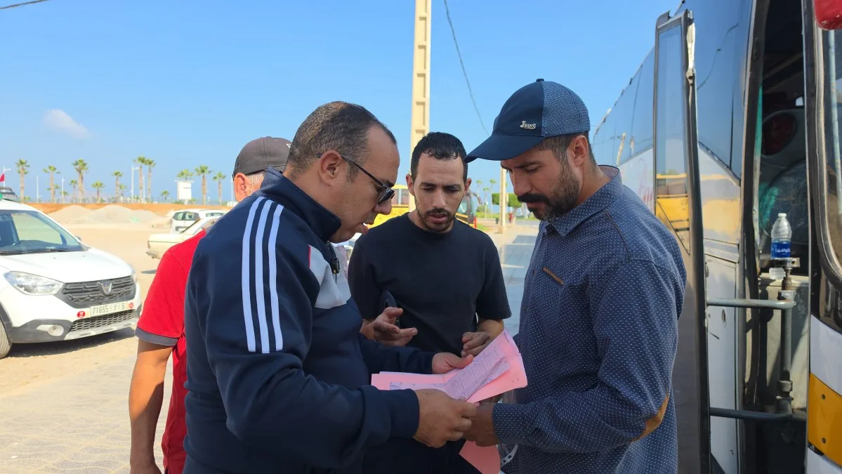 وقفة بـ11 حافلة بأزغنغان احتجاجاً على سحب رخصة سائق