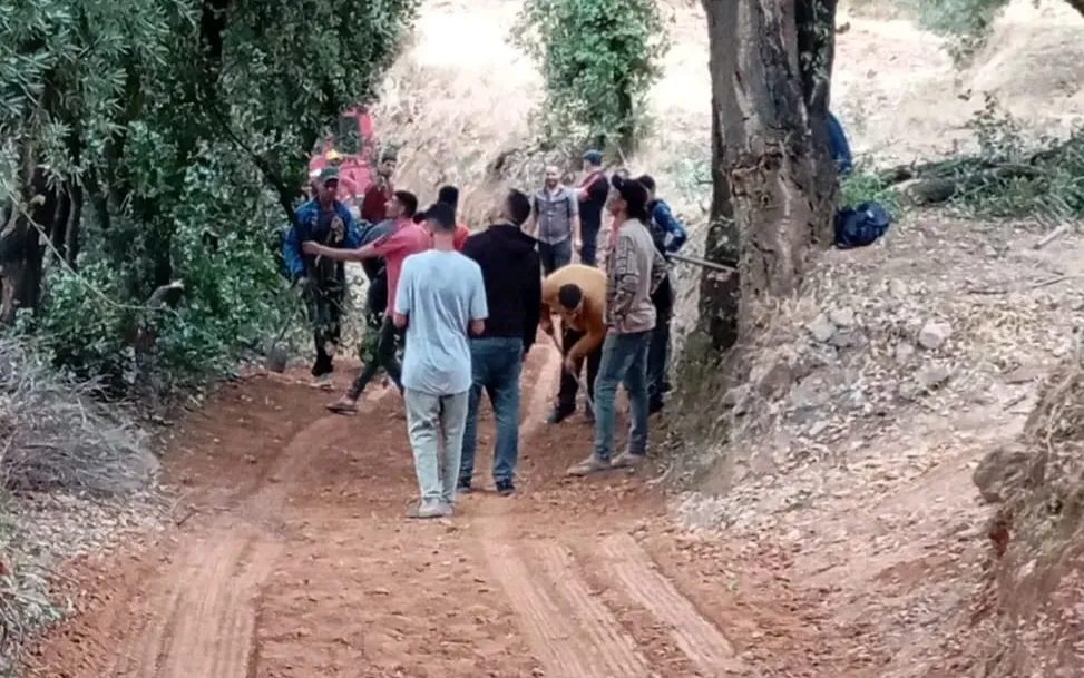 شباب دوار أسمار بالحسيمة يصلحون طريقهم بمجهودات ذاتية