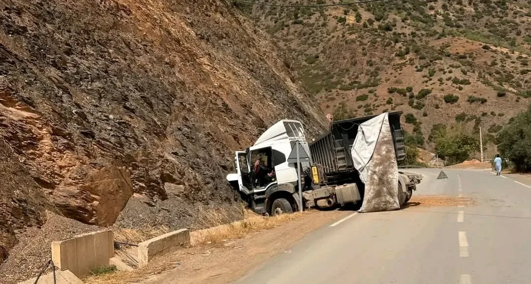 شاحنة تصطدم بسفح جبلي بالحسيمة دون إصابات