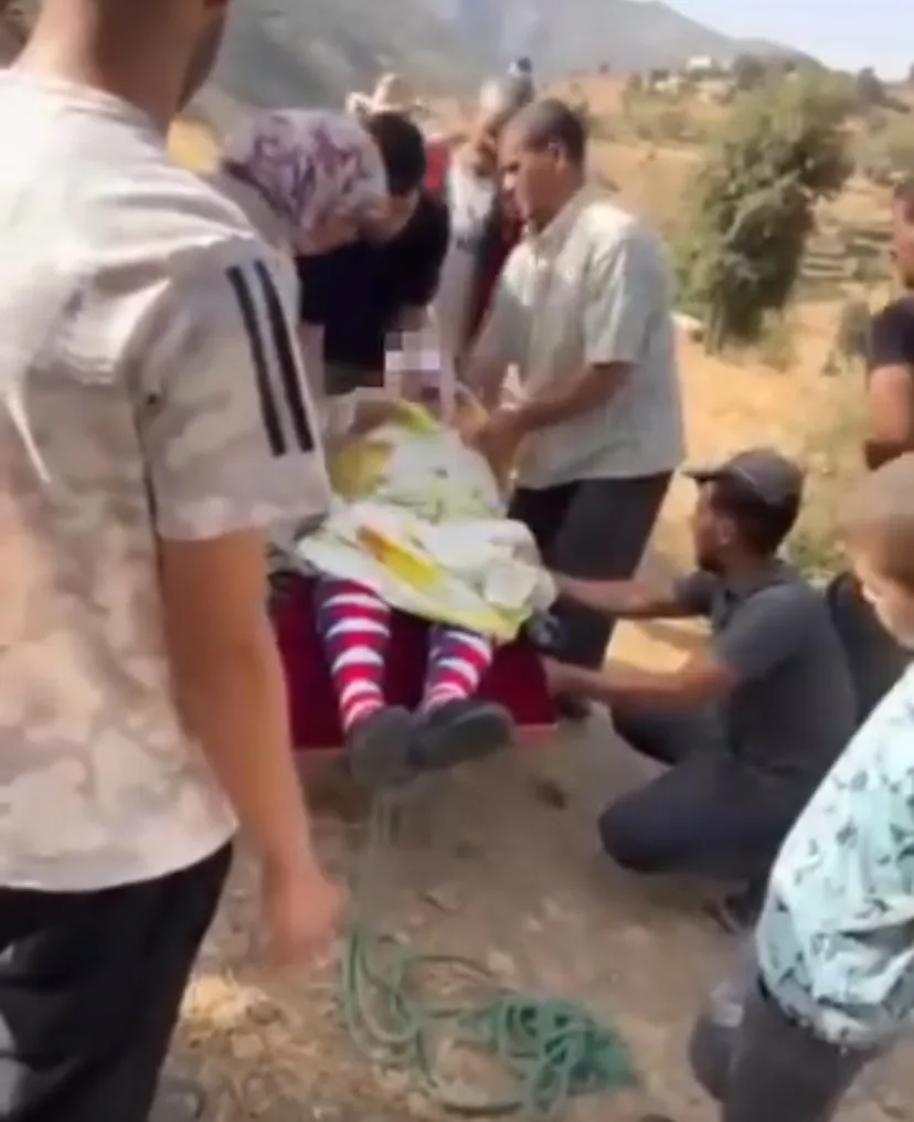 نقل سيدة مريضة على "برويطة" بدوار ادغوص يثير الاستياء