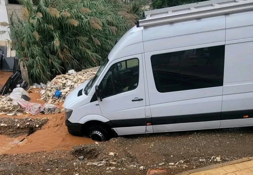 أمطار بني بوعياش تتسبب في علق سيارة بحي أكادير