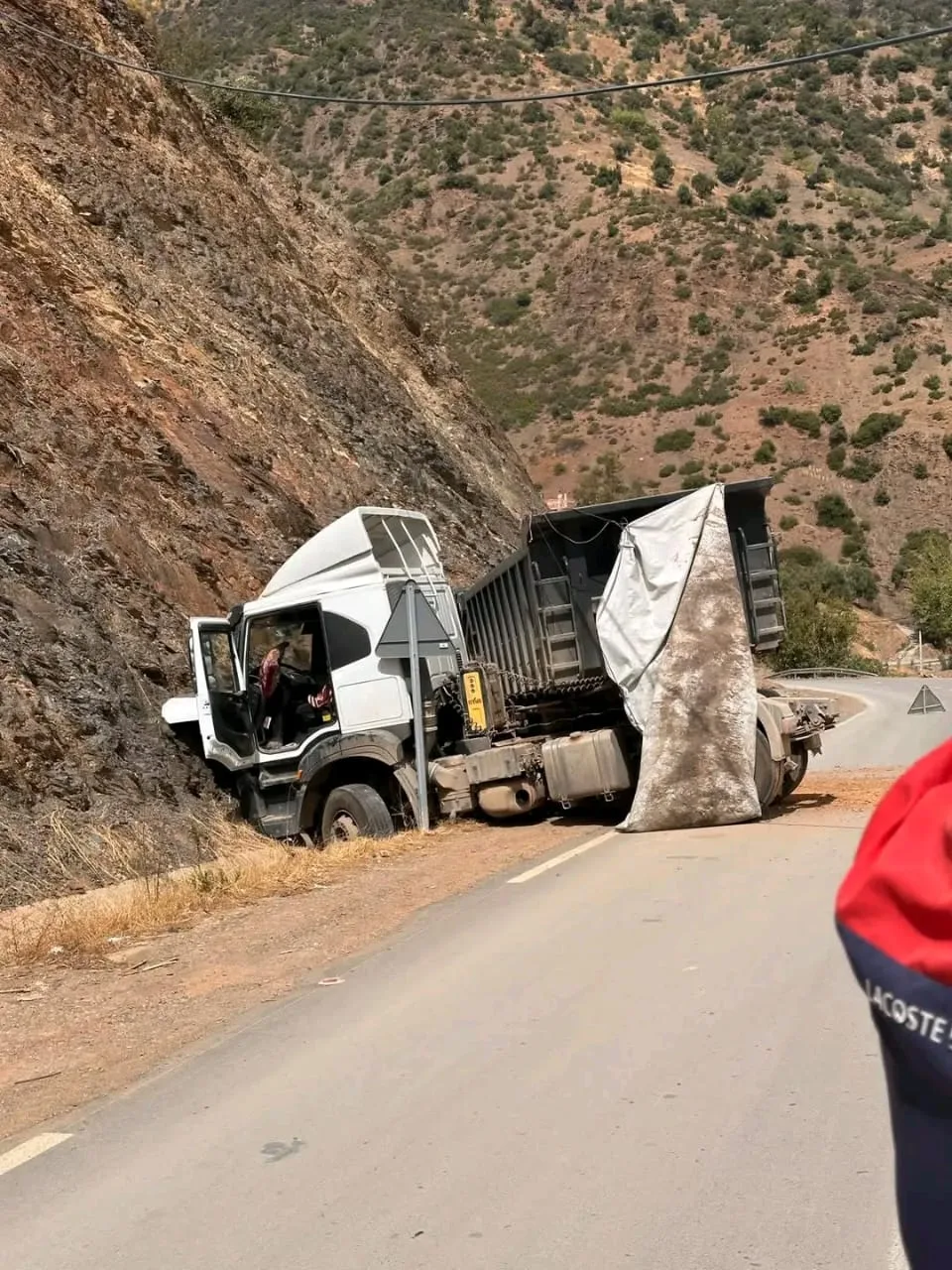 شاحنة تصطدم بالسفح الجبلي بالحسيمة