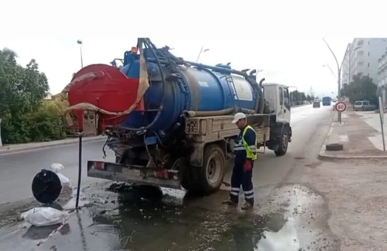 Limpieza de redes de saneamiento en la carretera Azghanghan-Nador