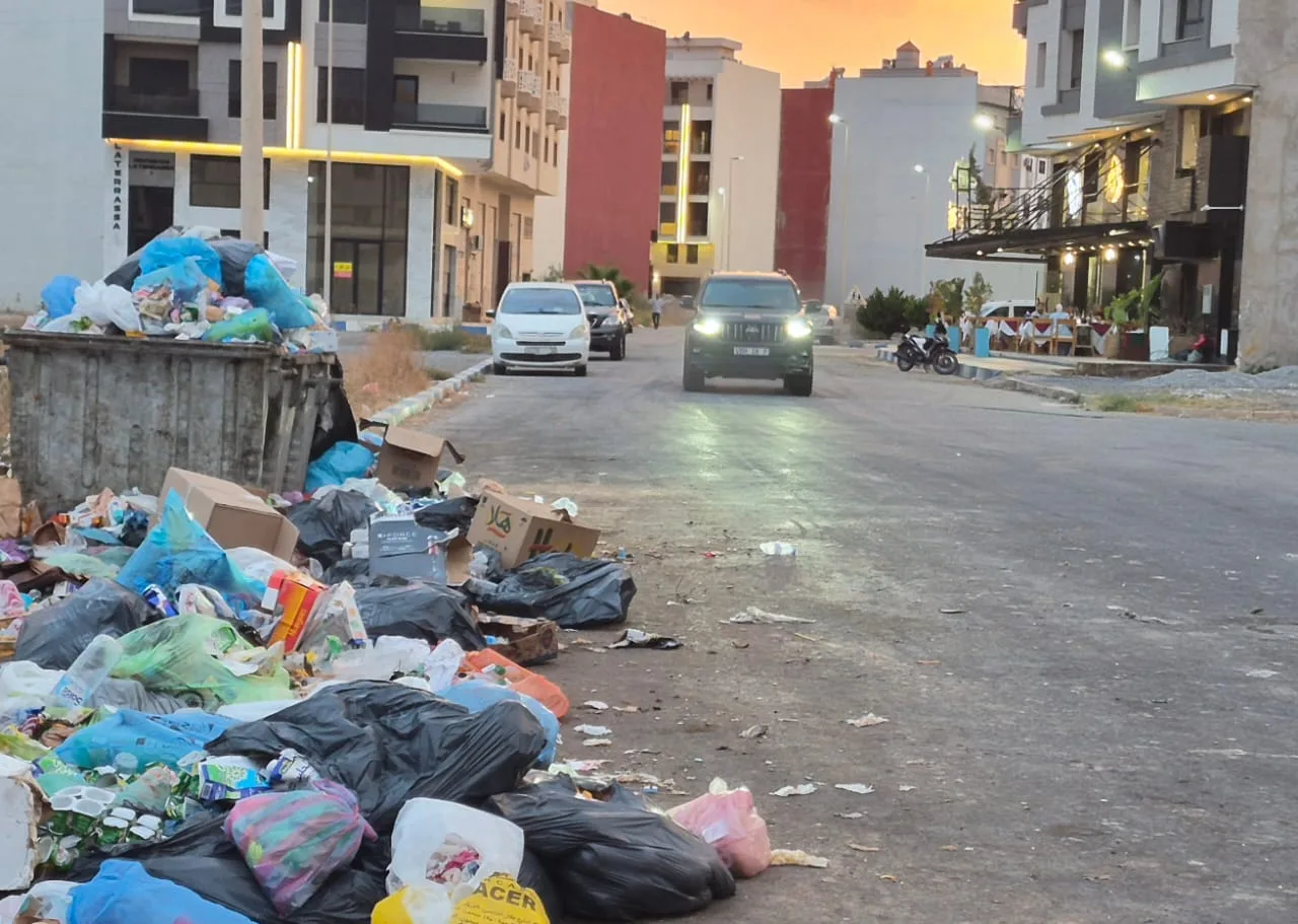 الناظور الجديد تغرق في النفايات وشركة النظافة تحت المجهر